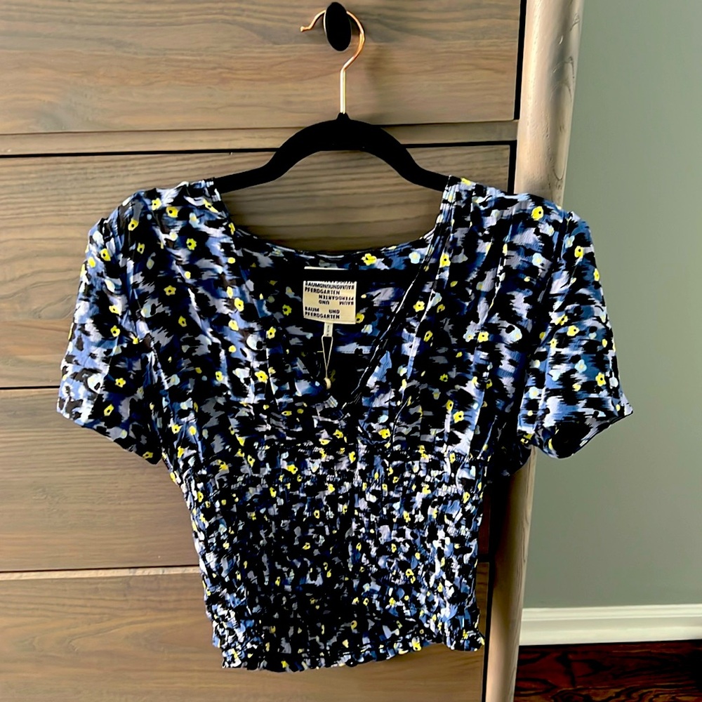 Baum Und Pferdgarten Size 6 cropped crossover blouse